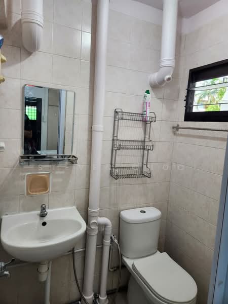 301 Ang Mo Kio Avenue 3, 301 Ang Mo Kio Avenue 3, Room Rental, 120 sqft, HDB Flat For Rent, by Steven Choo, 500167412 - Bathroom - PropertyGuru.com.sg
