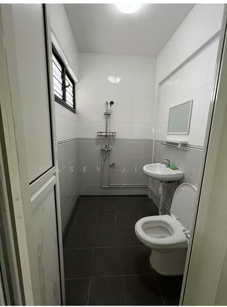 530 Bukit Batok Street 51, 530 Bukit Batok Street 51, 3 Bedrooms, 990 sqft, HDB Flat For Rent, by Casey Jiang, 500167423 - Bathroom - PropertyGuru.com.sg