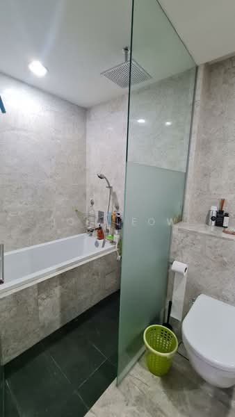 6 Derbyshire, 6 Derbyshire Road, 3 Bedrooms, 1,012 sqft, Condominium For Sale, by Joe Leow, 500167473 - Master Bathroom - PropertyGuru.com.sg