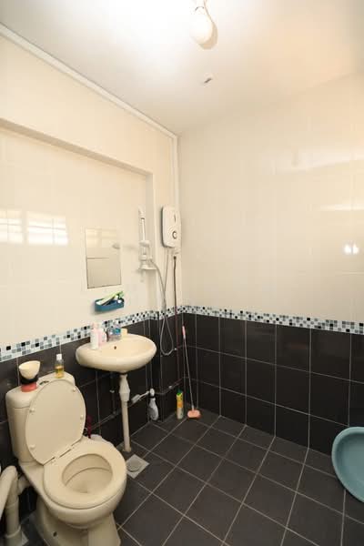 621 Bedok Reservoir Road, 621 Bedok Reservoir Road, 3 Bedrooms, 1,302 sqft, HDB Flat For Sale, by Lim Boon Hong, 500167497 - Bathroom - PropertyGuru.com.sg