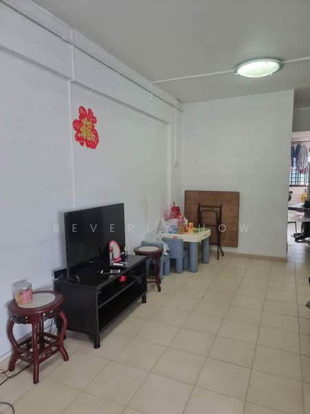 242 Yishun Ring Road, 242 Yishun Ring Road, 2 Bedrooms, 728 sqft, HDB Flat For Sale, by Beverly How, 500167526 - Living Room - PropertyGuru.com.sg