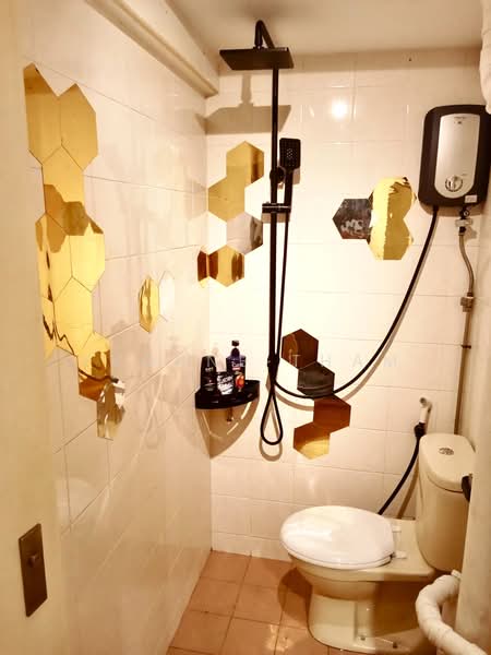 73 Lorong 4 Toa Payoh, 73 Lorong 4 Toa Payoh, 2 Bedrooms, 775 sqft, HDB Flat For Sale, by Yvonne Tham, 500167556 - Bathroom - PropertyGuru.com.sg