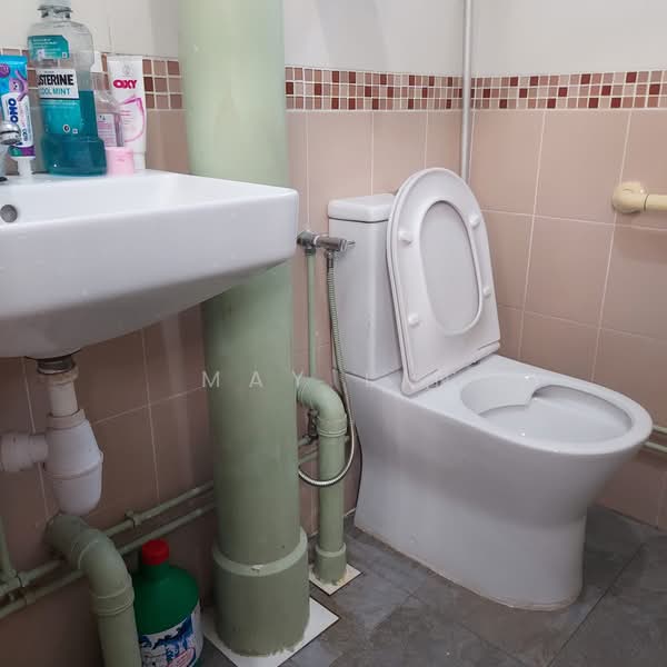 209 Ang Mo Kio Avenue 3, 209 Ang Mo Kio Avenue 3, Room Rental, 150 sqft, HDB Flat For Rent, by May Lin, 500167647 - Bathroom - PropertyGuru.com.sg