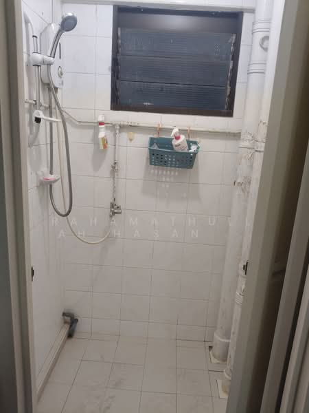 169 Lorong 1 Toa Payoh, 169 Lorong 1 Toa Payoh, 3 Bedrooms, 700 sqft, HDB Flat For Rent, by Rahamathullah Hasan Ali Akbar, 500167693 - Bathroom - PropertyGuru.com.sg