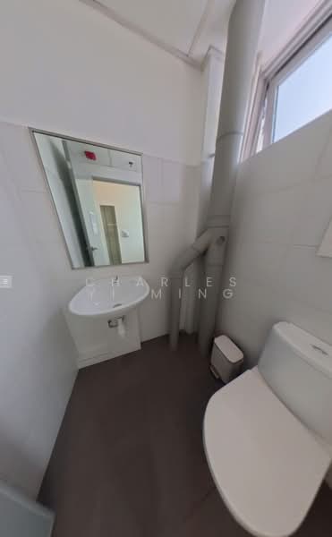 25% returns per year high rental high ROE, , 2,174 sqft, Light Industrial (B1) For Sale, by Charles Yi Ming, 500167694 - Bathroom - CommercialGuru.com.sg