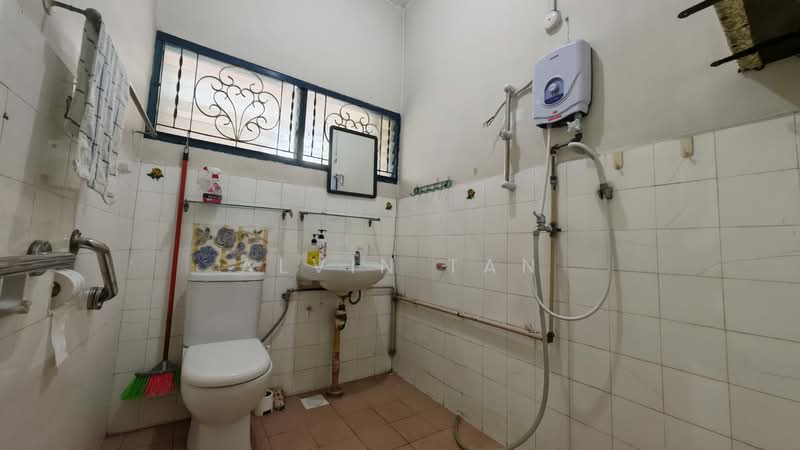 GOOD LOCATION TERRACE NEAR HOUGANG CENTRAL, REALTY PARK, 4 Bedrooms, 2,000 sqft, Terraced House For Sale, by Alvin Tan, 500167711 - Bathroom - PropertyGuru.com.sg