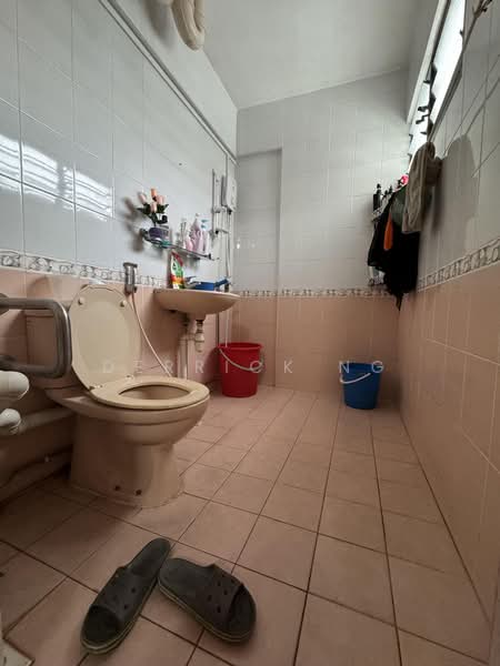 545 Jurong West Street 42, 545 Jurong West Street 42, 3 Bedrooms, 1,184 sqft, HDB Flat For Sale, by Derrick Ng, 500167717 - Bathroom - PropertyGuru.com.sg