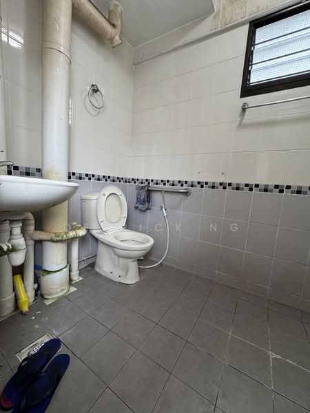 545 Jurong West Street 42, 545 Jurong West Street 42, 3 Bedrooms, 1,184 sqft, HDB Flat For Sale, by Derrick Ng, 500167717 - Bathroom - PropertyGuru.com.sg