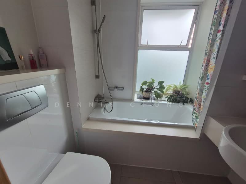 Parc Emily, 7 Mount Emily Road, 2 Bedrooms, 890 sqft, Condominium For Rent, by Dennis Chong, 500167719 - Bathroom - PropertyGuru.com.sg