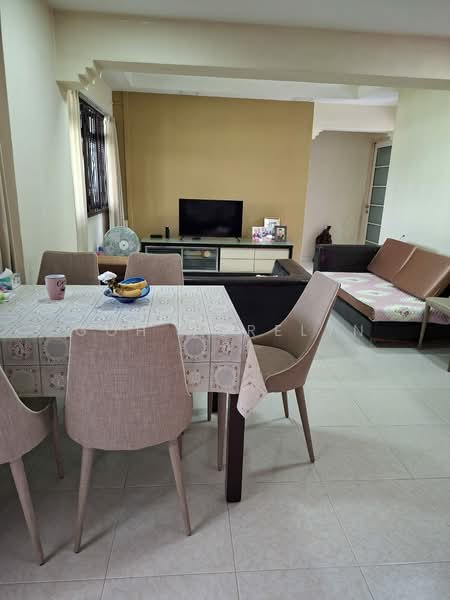 1 Pine Close, 1 Pine Close, Room Rental, 100 sqft, HDB Flat For Rent, by Goh Dorelyn, 500167722 - Living Room - PropertyGuru.com.sg