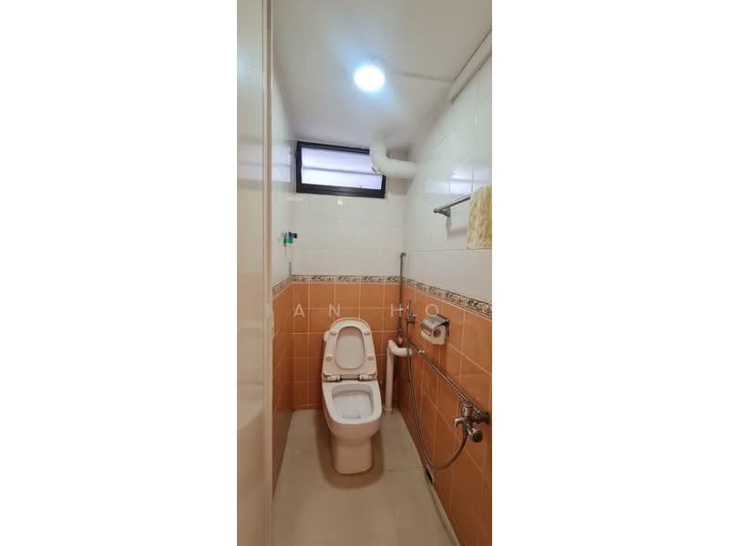 20 Dover Crescent, 20 Dover Crescent, 3 Bedrooms, 700 sqft, HDB Flat For Rent, by Ian Ho, 500167772 - Bathroom - PropertyGuru.com.sg