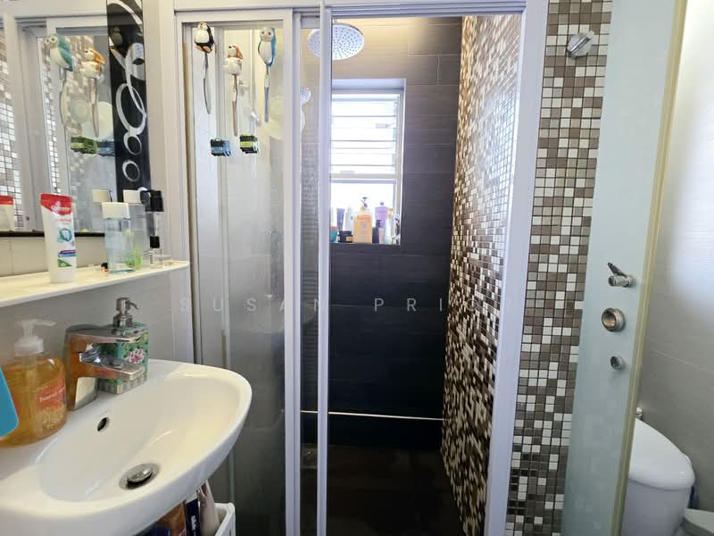 Rare 3 Bed Tiong Bahru, Tiong Poh, Tiong Bahru Road, 3 Bedrooms, 965 sqft, Walk-up Apartment For Rent, by Susan Prior, 500167773 - Bathroom - PropertyGuru.com.sg