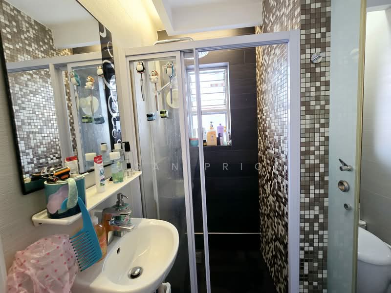 Rare 3 Bed Tiong Bahru, Tiong Poh, Tiong Bahru Road, 3 Bedrooms, 965 sqft, Walk-up Apartment For Rent, by Susan Prior, 500167773 - Bathroom - PropertyGuru.com.sg