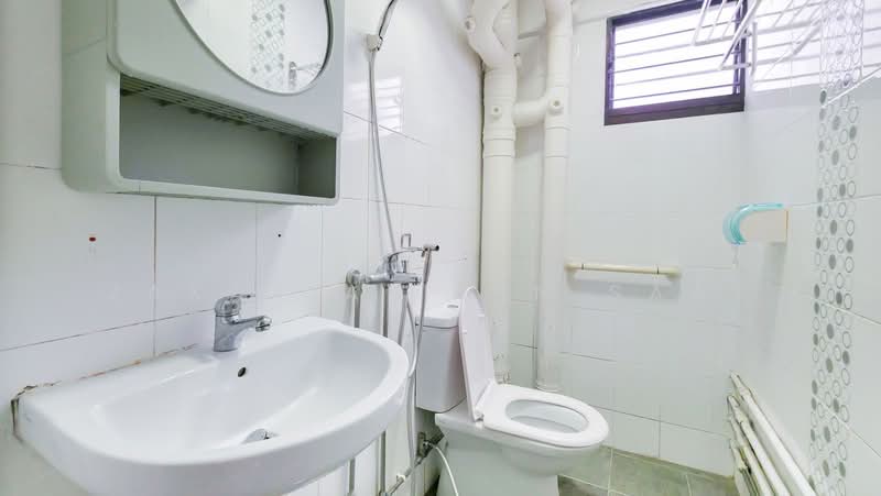 616 Hougang Avenue 8, 616 Hougang Avenue 8, 3 Bedrooms, 990 sqft, HDB Flat For Sale, by Zakariah Bin Saat, 500167775 - Bathroom - PropertyGuru.com.sg