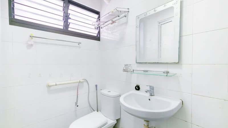 616 Hougang Avenue 8, 616 Hougang Avenue 8, 3 Bedrooms, 990 sqft, HDB Flat For Sale, by Zakariah Bin Saat, 500167775 - Bathroom - PropertyGuru.com.sg