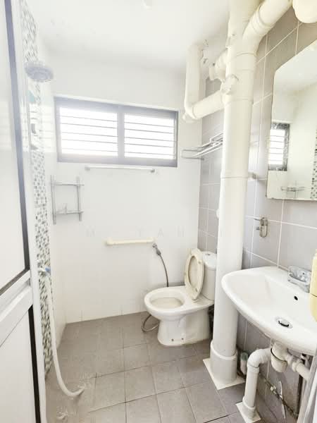 350 Tampines Street 33, 350 Tampines Street 33, 3 Bedrooms, 1,378 sqft, HDB Flat For Sale, by M. Fahmi, 500167778 - Bathroom - PropertyGuru.com.sg