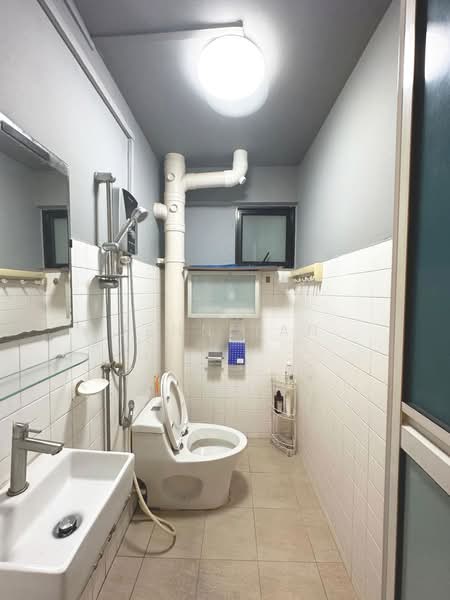 477 Tampines Street 43, 477 Tampines Street 43, 2 Bedrooms, 689 sqft, HDB Flat For Sale, by Jenn Tan, 500167794 - Common Bathroom - PropertyGuru.com.sg