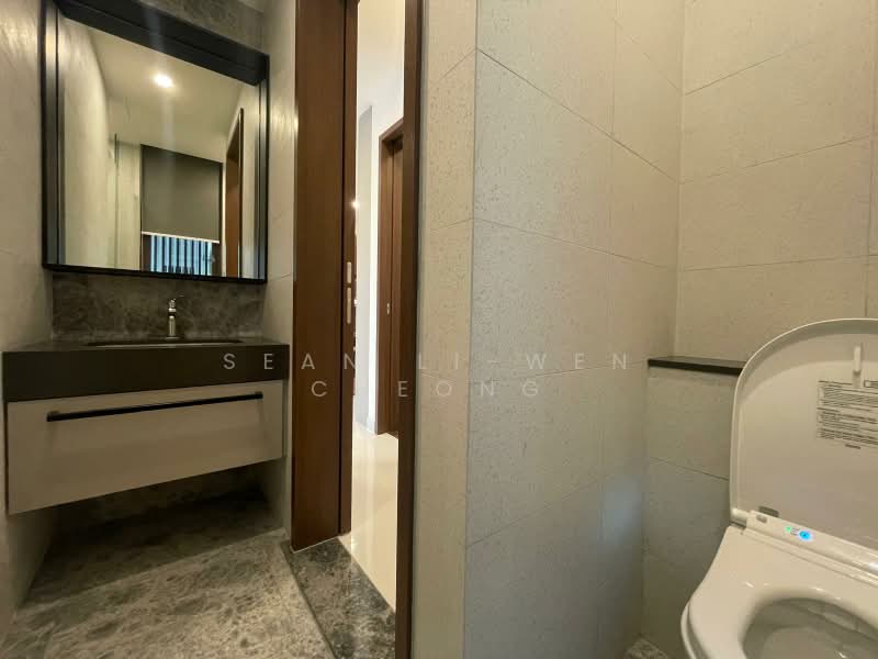 Parksuites, 18 Holland Grove Road, 2 Bedrooms, 872 sqft, Condominium For Sale, by Sean Li-wen Cheong, 500167801 - Bathroom - PropertyGuru.com.sg