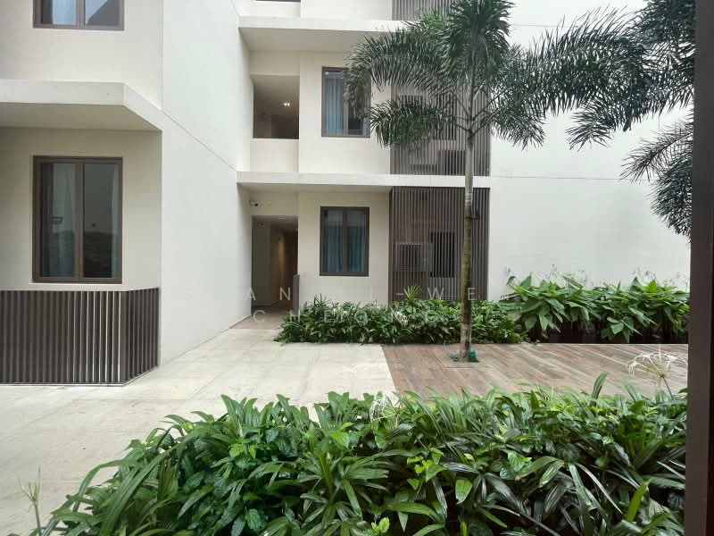Parksuites, 18 Holland Grove Road, 2 Bedrooms, 872 sqft, Condominium For Sale, by Sean Li-wen Cheong, 500167801 - Exterior - PropertyGuru.com.sg