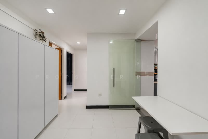 450B Sengkang West Way, 450B Sengkang West Way, 2 Bedrooms, 721 sqft, HDB Flat For Sale, by Kelly Tan, 500167804 - Corridor - PropertyGuru.com.sg
