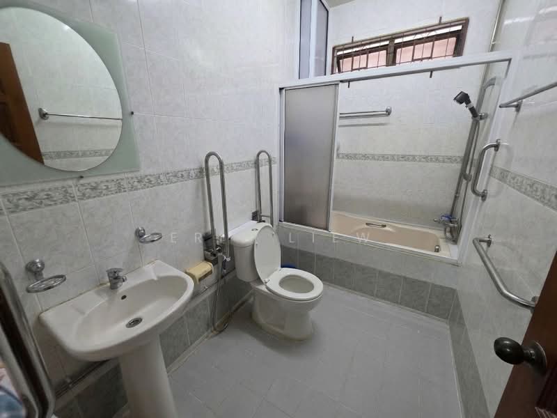 Tanah Merah Mansion, 137 Tanah Merah Kechil Road, 4 Bedrooms, 3,348 sqft, Condominium For Sale, by Eric Liew, 500167821 - Master Bathroom - PropertyGuru.com.sg