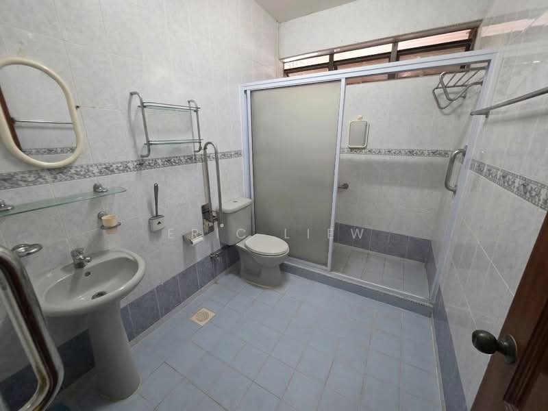 Tanah Merah Mansion, 137 Tanah Merah Kechil Road, 4 Bedrooms, 3,348 sqft, Condominium For Sale, by Eric Liew, 500167821 - Common Bathroom - PropertyGuru.com.sg