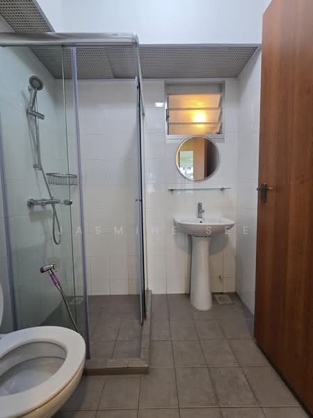 212B Punggol Walk, 212B Punggol Walk, 2 Bedrooms, 1,001 sqft, HDB Flat For Rent, by Jasmine See, 500167838 - Common bathroom - PropertyGuru.com.sg