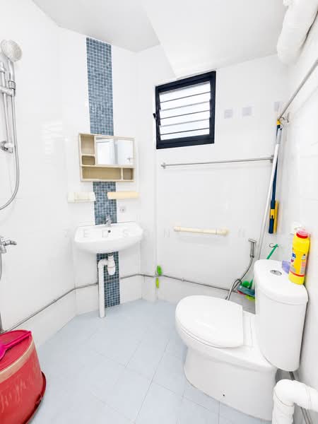 261 Jurong East Street 24, 261 Jurong East Street 24, 2 Bedrooms, 731 sqft, HDB Flat For Sale, by Zedson Tan, 500167861 - Bathroom - PropertyGuru.com.sg