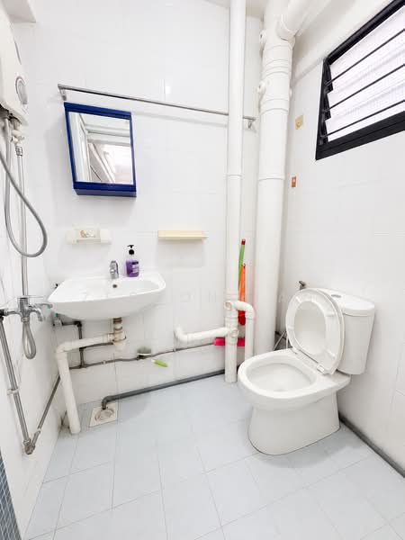 261 Jurong East Street 24, 261 Jurong East Street 24, 2 Bedrooms, 731 sqft, HDB Flat For Sale, by Zedson Tan, 500167861 - Bathroom - PropertyGuru.com.sg