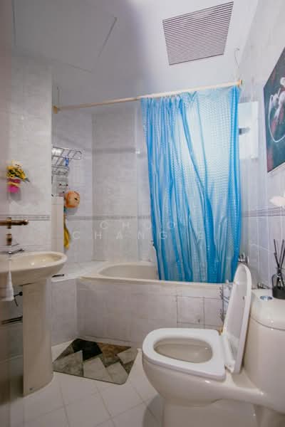 Parc Oasis, 41 Jurong East Avenue 1, 2 Bedrooms, 1,076 sqft, Condominium For Rent, by Choo Chang E, 500167864 - Common Bathroom - PropertyGuru.com.sg