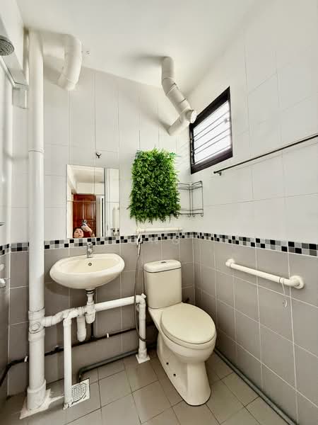 737 Yishun Street 72, 737 Yishun Street 72, 3 Bedrooms, 979 sqft, HDB Flat For Sale, by Charlene Ong, 500167871 - Bathroom - PropertyGuru.com.sg