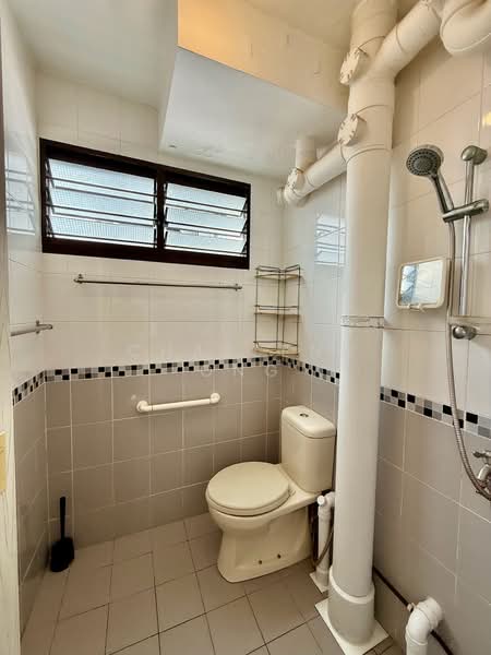 737 Yishun Street 72, 737 Yishun Street 72, 3 Bedrooms, 979 sqft, HDB Flat For Sale, by Charlene Ong, 500167871 - Bathroom - PropertyGuru.com.sg