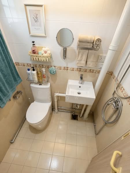 518 Bedok North Avenue 2, 518 Bedok North Avenue 2, 3 Bedrooms, 990 sqft, HDB Flat For Sale, by Dominik Chow, 500167896 - Ensuite Bathroom - PropertyGuru.com.sg