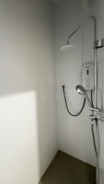 Lakepoint Condo, 2 Lakepoint Drive, Room Rental, 600 sqft, Condominium For Rent, by Bryan Seah Seng Ping, 500167903 - Bathroom - PropertyGuru.com.sg