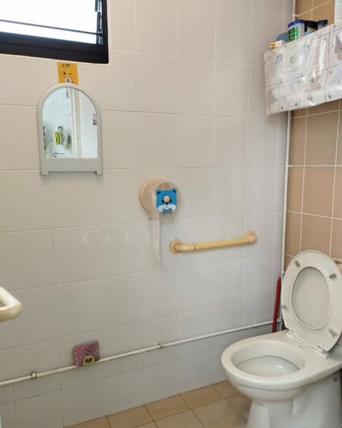 109 Tampines Street 11, 109 Tampines Street 11, 3 Bedrooms, 1,130 sqft, HDB Flat For Sale, by Karen Tai, 500167911 - Bathroom - PropertyGuru.com.sg