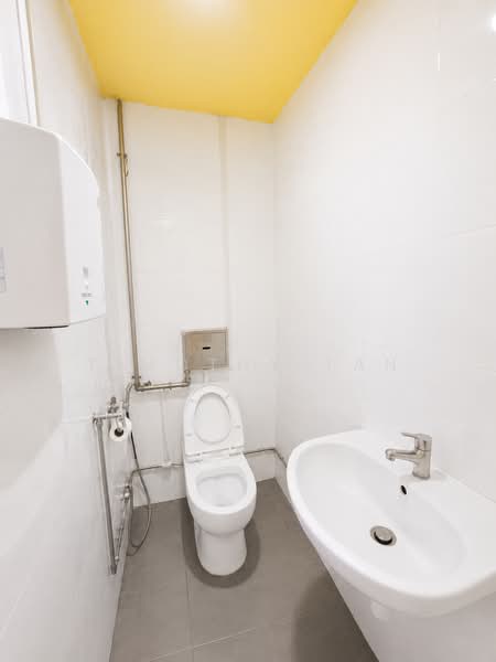 GROUND FLOOR SHOP FOR RENT AT RIVER VALLEY, River Valley Road / Mohamed Sultan Road / Kim Seng Road, 1,565 sqft, Shop / Shophouse For Rent, by Timothy Tan, 500167924 - Bathroom - CommercialGuru.com.sg