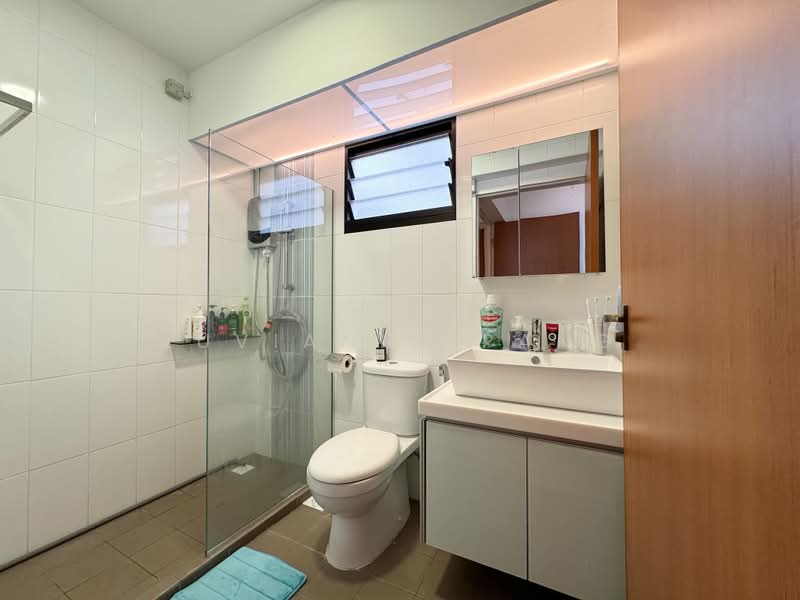 274B Compassvale Bow, 274B Compassvale Bow, 3 Bedrooms, 1,216 sqft, HDB Flat For Sale, by Luvianne Pang, 500167945 - Bathroom - PropertyGuru.com.sg
