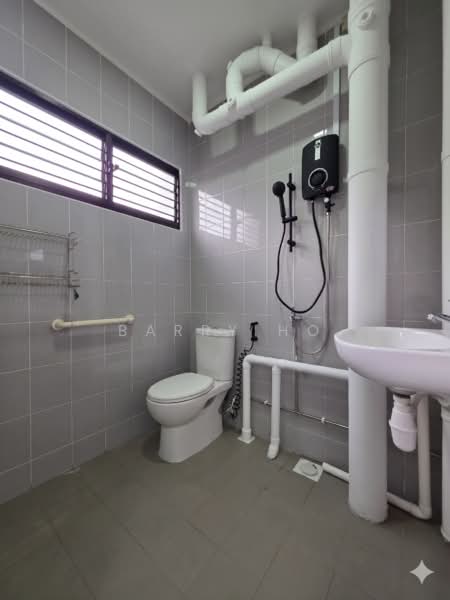 660 Hougang Avenue 8, 660 Hougang Avenue 8, 1 Bedroom, 689 sqft, HDB Flat For Rent, by Barry Ho, 500167954 - Bathroom - PropertyGuru.com.sg