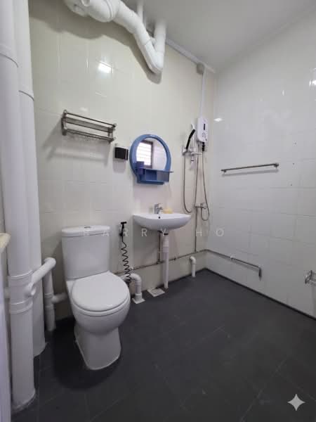 660 Hougang Avenue 8, 660 Hougang Avenue 8, 1 Bedroom, 689 sqft, HDB Flat For Rent, by Barry Ho, 500167954 - Bathroom - PropertyGuru.com.sg