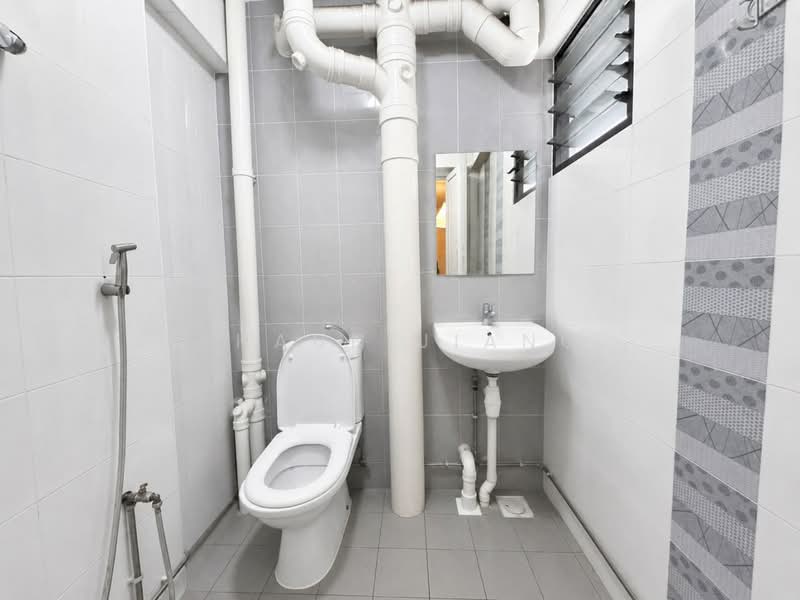 108 Mcnair Road, 108 Mcnair Road, 3 Bedrooms, 1,119 sqft, HDB Flat For Sale, by Shaun Jiang, 500167986 - Bathroom - PropertyGuru.com.sg