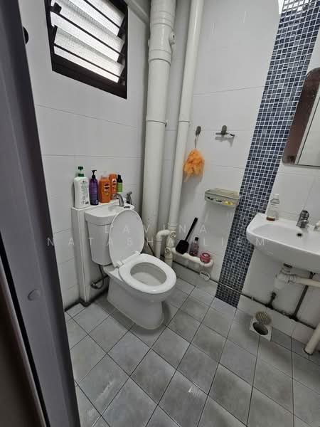 257 Jurong East Street 24, 257 Jurong East Street 24, 3 Bedrooms, 1,022 sqft, HDB Flat For Sale, by Lavina Natasha Liem, 500167999 - Bathroom - PropertyGuru.com.sg