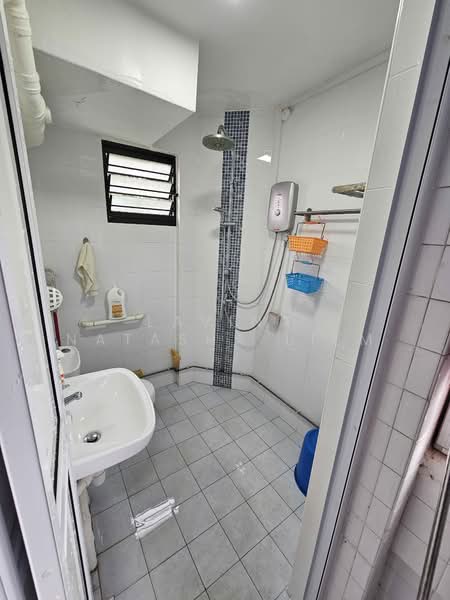 257 Jurong East Street 24, 257 Jurong East Street 24, 3 Bedrooms, 1,022 sqft, HDB Flat For Sale, by Lavina Natasha Liem, 500167999 - Bathroom - PropertyGuru.com.sg