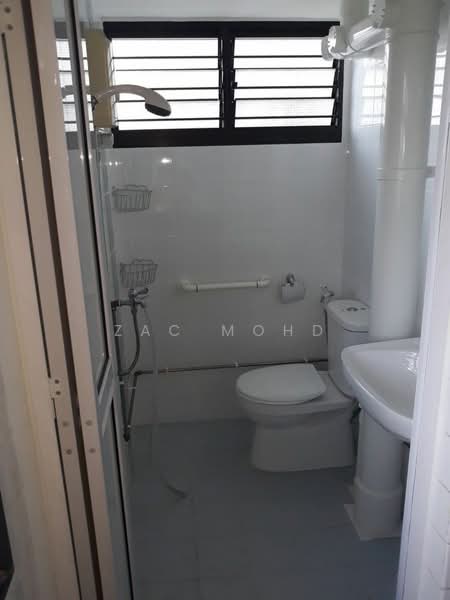 576 Ang Mo Kio Avenue 10, 576 Ang Mo Kio Avenue 10, 2 Bedrooms, 721 sqft, HDB Flat For Rent, by Zac Mohd, 500168024 - Bathroom - PropertyGuru.com.sg