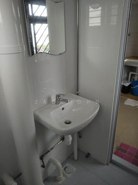 576 Ang Mo Kio Avenue 10, 576 Ang Mo Kio Avenue 10, 2 Bedrooms, 721 sqft, HDB Flat For Rent, by Zac Mohd, 500168024 - Bathroom - PropertyGuru.com.sg