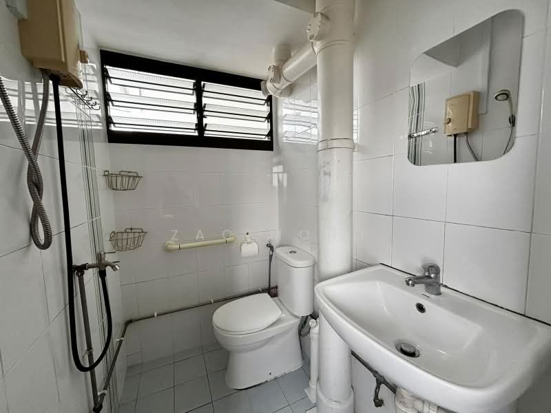 576 Ang Mo Kio Avenue 10, 576 Ang Mo Kio Avenue 10, 2 Bedrooms, 721 sqft, HDB Flat For Rent, by Zac Mohd, 500168024 - Bathroom - PropertyGuru.com.sg