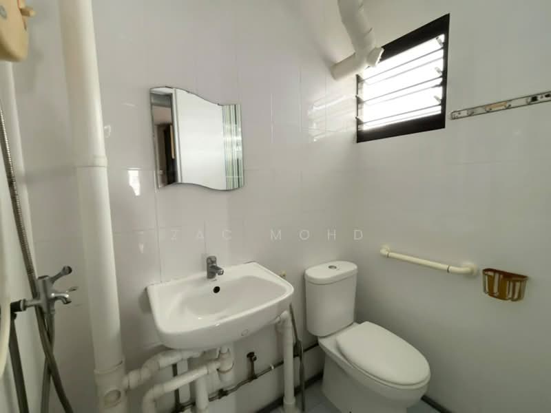 576 Ang Mo Kio Avenue 10, 576 Ang Mo Kio Avenue 10, 2 Bedrooms, 721 sqft, HDB Flat For Rent, by Zac Mohd, 500168024 - Bathroom - PropertyGuru.com.sg