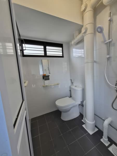 232 Ang Mo Kio Avenue 3, 232 Ang Mo Kio Avenue 3, 2 Bedrooms, 720 sqft, HDB Flat For Rent, by M. Selva, 500168050 - Bathroom - PropertyGuru.com.sg