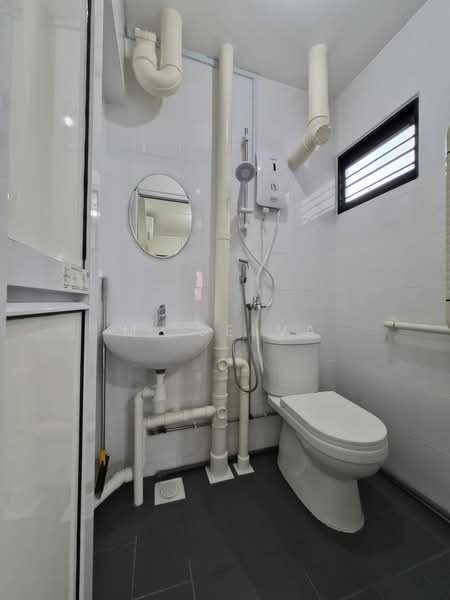 232 Ang Mo Kio Avenue 3, 232 Ang Mo Kio Avenue 3, 2 Bedrooms, 720 sqft, HDB Flat For Rent, by M. Selva, 500168050 - Bathroom - PropertyGuru.com.sg