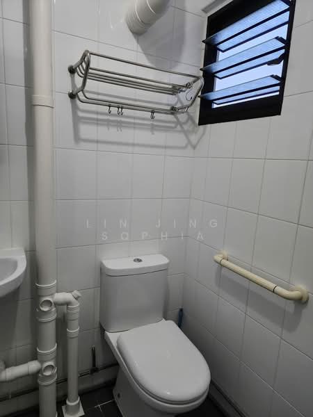 322 Hougang Avenue 5, 322 Hougang Avenue 5, 2 Bedrooms, 721 sqft, HDB Flat For Rent, by Lin Jing Sophia, 500168061 - Bathroom - PropertyGuru.com.sg