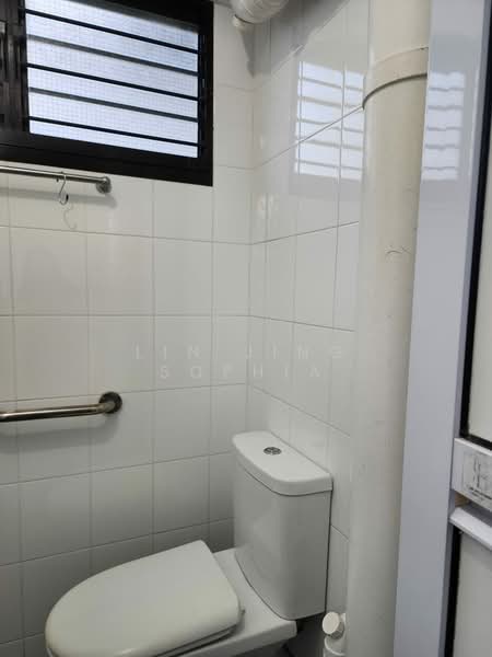 322 Hougang Avenue 5, 322 Hougang Avenue 5, 2 Bedrooms, 721 sqft, HDB Flat For Rent, by Lin Jing Sophia, 500168061 - Bathroom - PropertyGuru.com.sg